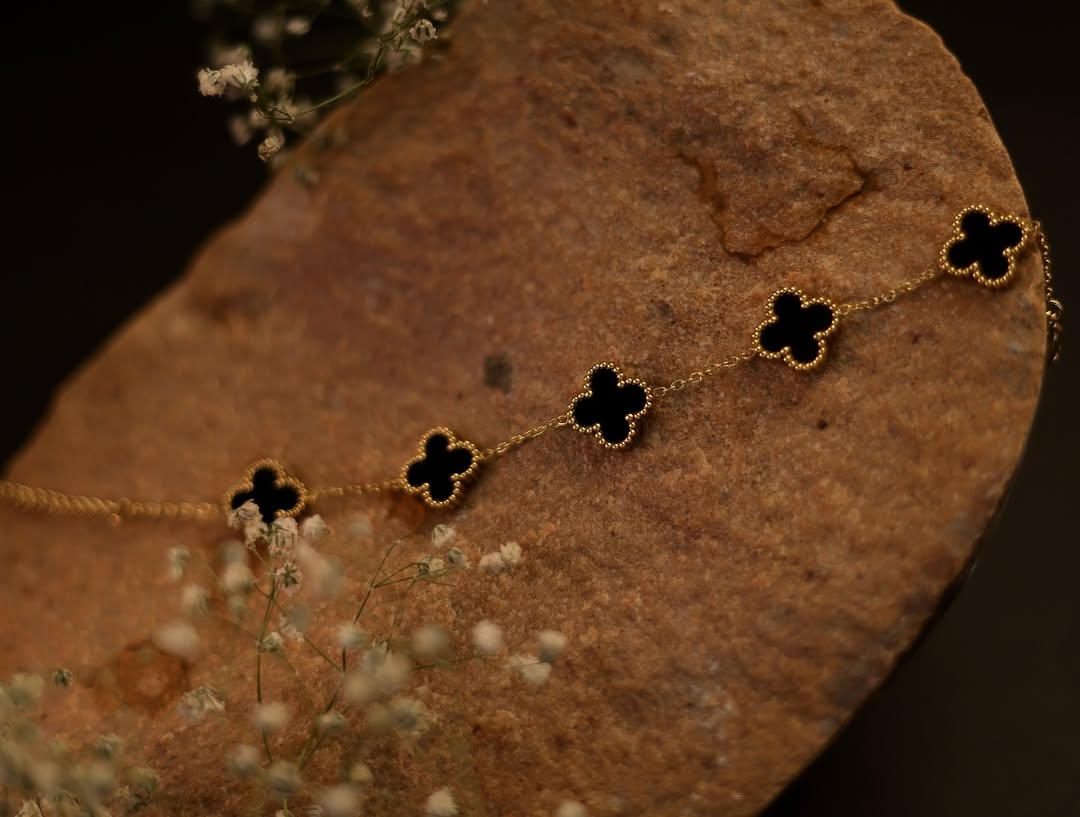 Noir Clover Bracelet - The Reversible Charm