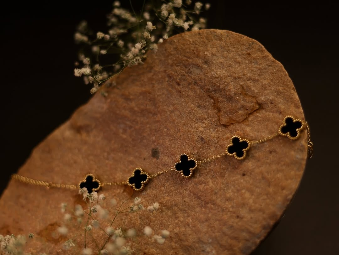 Noir Clover Bracelet - The Reversible Charm