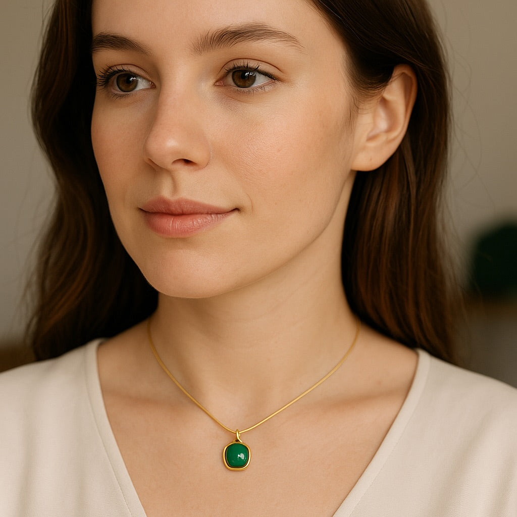 𝗘𝗺𝗲𝗿𝗮𝗹𝗱 𝗔𝘂𝗿𝗮 𝗣𝗲𝗻𝗱𝗮𝗻𝘁 𝗡𝗲𝗰𝗸𝗹𝗮𝗰𝗲